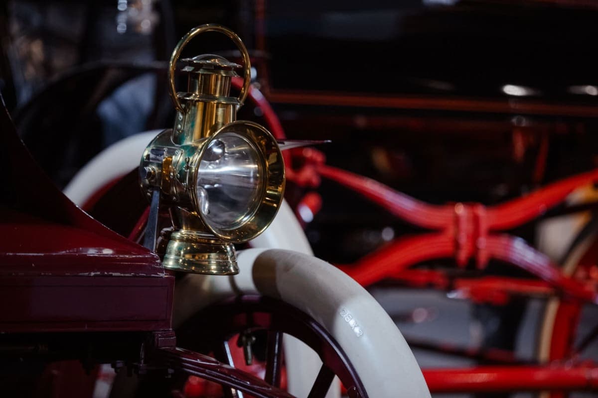 Side lamp above a white tire