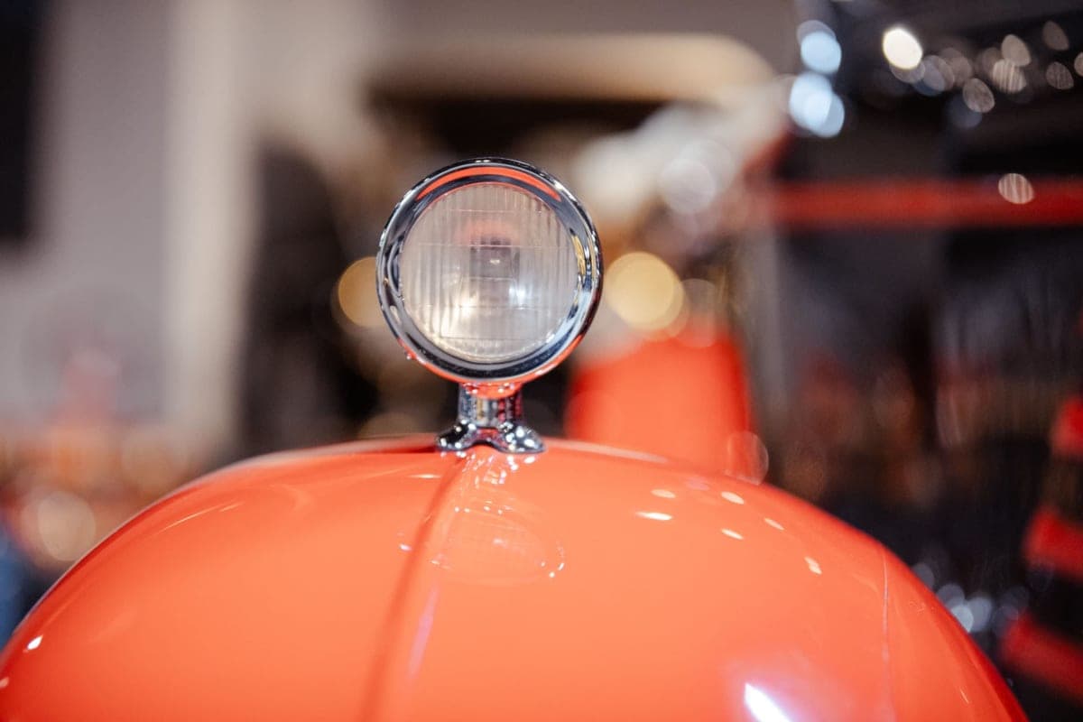 Single headlamp, vermilion bonnet