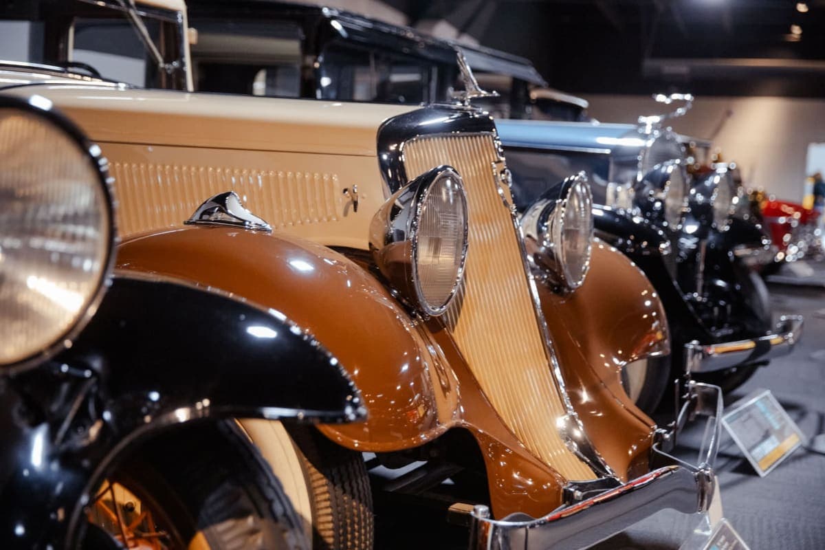 Two-tone coupe in the long hall