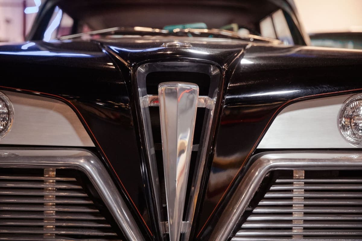 Black custom, centre-divided grille