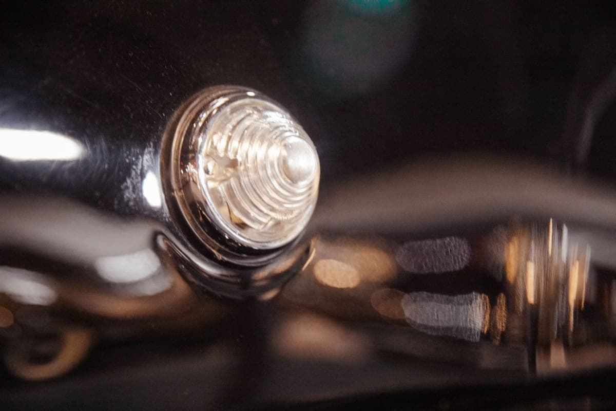 Cut-glass marker lamp