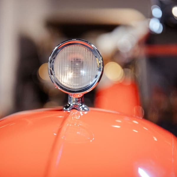 Single headlamp, vermilion bonnet