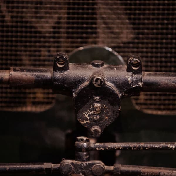 Yoke against the radiator