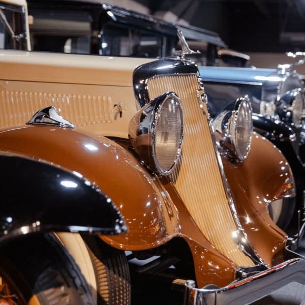 Two-tone coupe in the long hall