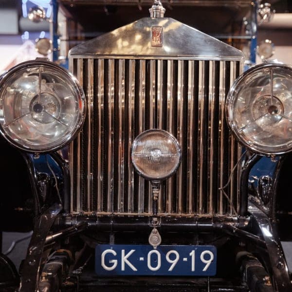 Rolls-Royce Phantom — the temple grille